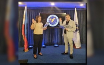 <p><strong>OATHTAKING</strong>. Presidential Communications Office (PCO) Secretary Cheloy Velicaria-Garafil (left) and Dr. Sanjay P. Claudio of the Polytechnic University of the Philippines taking his oath as a member of the PTV4 Board of Directors. President Ferdinand R. Marcos Jr. designated Claudio as a representative from the educational sector at the TV station. <em>(Photo from Dr. Sanjay P. Claudio)</em></p>