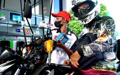 <p><strong>MINIMAL ROLLBACK. </strong>For four straight weeks, oil firms will implement price rollbacks starting Tuesday (Nov. 21, 2023). However, price cut this week will be minimal, or less than PHP1 per liter across all petroleum products. <em>(PNA file photo)</em></p>