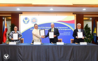 <p><strong>AGREEMENT SIGNED. </strong>The BSP and the CDA agreed to further strengthen cooperation in supervising the country's cooperatives. The agreement was signed by (from left to right) CDA Board Member Mryla Paradillo, CDA Chairman Joseph Encabo, BSP Governor Eli Remolona Jr., and BSP Deputy Governor Mamerto Tangonan. (Photo from BSP) </p>