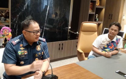 <p><strong>DRUG-FREE FEST</strong>. Bacolod City Mayor Alfredo Abelardo Benitez (right) discusses with Col. Noel Aliño, city police director, the recovery of more than 3 kg. of suspected shabu in a buy-bust on Oct. 17, during a press briefing at the Government Center on Wednesday (Oct. 18, 2023). Aliño said he was instructed by the mayor to ensure that there would be no illegal drugs during the MassKara Festival. <em>(PNA photo by Nanette L. Guadalquiver)</em></p>