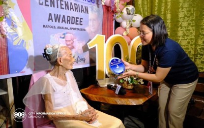 <p><strong>100 YEARS OLD. </strong>Personnel from the Davao City government (right) hand over on Oct. 16, 2023 a plaque honoring Amalia Rafols (left) for reaching the age of 100 years. Rafols shared that her secret to living longer is eating “malunggay” (horseradish). <em>(Photo courtesy of Davao CIO)</em></p>