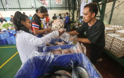 <p><strong>FIGHTING INVOLUNTARY HUNGER.</strong> The Department of Social Welfare and Development (DSWD) holds the fourth redemption day of food stamps and nutrition education session during the introduction of the "Walang Gutom 2027: Food Stamp Program in Tondo, Manila on Oct. 18, 2023. The government is set to fully implement the program nationwide in July after a successful six-month pilot implementation in several parts of the country.<em> (PNA photo by Yancy Lim)</em></p>