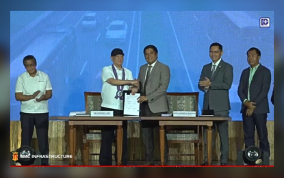 <p><strong>SEALED PACT</strong>. San Miguel Corporation president and chief executive officer Ramon Ang (second from left) and Pangasinan Governor Ramon Guico III (third from left) shake hands after the signing of the joint venture and tollway concession agreement for the 42.76-kilometer phase one of the Pangasinan Link Expressway project on Thursday (Oct. 19, 2023) at the Sison auditorium in Lingayen, Pangasinan. The project is worth PHP34 billion and will be constructed within four years. <em>(Photo screenshot from Province of Pangasinan's Facebook page)</em></p>