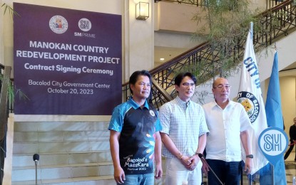 <p><strong>MODERNIZED MANOKAN COUNTRY.</strong> Bacolod City Mayor Alfredo Abelardo Benitez (left) and Vice Mayor El Cid Familiaran (right) with SM Supermalls president Steven Tan after the signing of the contract for the Manokan Country Redevelopment Project at the Government Center main lobby on Friday (Oct. 20, 2023). The project involves a multi-billion contract for the lease and development of various city properties, including the Manokan Country, with an annual rental fee of PHP21.26 million. (<em>PNA photo by Nanette L. Guadalquiver</em>)</p>