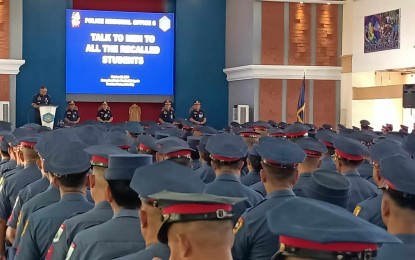 <p><strong>MARCHING ORDER.</strong> Police Regional Office 6 (Western Visayas) Regional Director Brig. Gen. Sidney N. Villaflor gives his guidance during the “Talk to Men” ceremony attended by over 600 police commissioned and non-commissioned officers undergoing their mandatory training or enrolled in specialized courses recalled to the regional headquarters on Friday (Oct. 20, 2023). They will augment the security deployment for the Oct. 30 Barangay and Sangguniang Kabataan Elections (BSKE), said the regional director. <em>(PNA photo by PGLena)</em></p>
<p><em> </em></p>