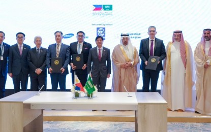 <p><strong>BUSINESS DEALS.</strong> President Ferdinand R. Marcos Jr. (6<sup>th</sup> from left) and the Philippine delegation meet with Saudi Arabia business leaders on Thursday (Oct. 19, 2023). The country signed investment agreements worth at least USD4.26 billion on the sidelines of the Association of Southeast Asian Nations-Gulf Cooperation Council Summit in Riyadh, according to the Presidential Communications Office.<span id="more-178193"></span> <em>(Photo courtesy of PCO)</em></p>