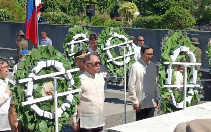 <p><strong>REMEMBERING THE HEROES.</strong> Leyte Governor Carlos Jericho Petilla (right) leads the commemoration of the Leyte Gulf Landings anniversary in Palo, Leyte, on Friday (Oct. 20, 2023). Philippine Veterans Affairs Office deputy administrator Assistant Secretary Restituto Aguilar (center) and Japan Embassy in the Philippines Minister and Consul General Hanada Takahiro joined the wreath-laying ceremony.<em>(PNA photo by Roel Amazona)</em></p>