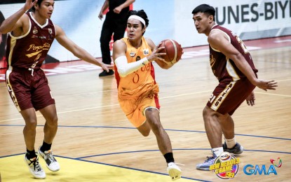 <p><strong>STILL ON TOP.</strong> Mapua University's Clint Escarmis slices the defense of Perpetual Help during the National Collegiate Athletic Association Season 99 men's basketball at Filoil EcoOil Centre in San Juan City on Saturday (Oct. 21, 2023). The Cardinals won, 62-61, to keep top spot at 8-1. <em>(NCAA photo)</em></p>
<p> </p>