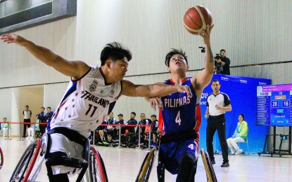 <p><strong>ONE ON ONE.</strong> The Philippines' Mark Vincent Aguilar (No. 4) tries to score off Thailand's Atin Singdon in their wheelchair basketball match in the 4th Hangzhou Asian Para Games at Hangzhou Olympic Center Gymnasium in China on Saturday (Oct. 21, 2023). The defending champion Thais won, 70-32, for their second win in three outings in Group A while the Filipinos dropped to 0-3. <em>(Photo courtesy of PSC-POC Media Group)</em></p>