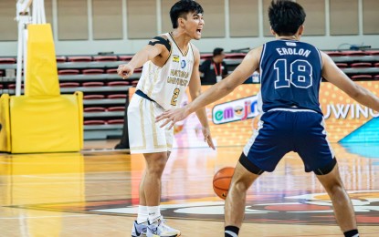 <p><strong>CLOSE WIN.</strong> National University's Ken Baclaan (left) directs play while Adamson University's Matt Erolon defends during the University Athletic Association of the Philippines (UAAP) Season 86 men’s basketball at the UST Quadricentennial Pavilion in Manila on Saturday (Oct. 21, 2023). Baclaan led the Bulldogs to victory, 69-66.<em> (UAAP photo).</em></p>