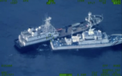 <p><strong>DANGEROUS MANEUVERS.</strong> A Chinese militia vessel (left) and Philippine Coast Guard’s BRP Cabra (MRRV-4409). The United States government on Monday (Oct. 23, 2023) reaffirmed its commitment to the Mutual Defense Treaty in the wake of China’s latest blocking maneuvers near Ayungin Shoal that led to a Chinese Coast Guard vessel coming into contact with a Philippine resupply boat. <em>(Screengrab from AFP video)</em></p>