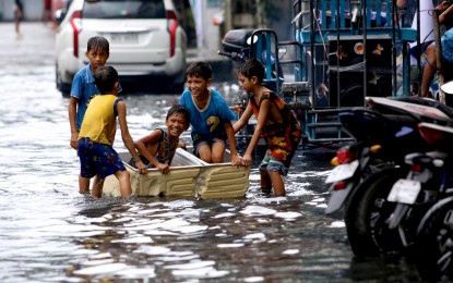 <p><strong>HAPPY BUNCH</strong>. Heavy downpour and the subsequent flooding translate to peak happiness for these children in Tondo, Manila on Oct. 22, 2023. Infectious disease expert and Philippine College of Physicians president Rontgene Solante on Thursday (May 23, 2024) said leptospirosis dengue cases are expected to rise as the weather shifts from summer to rainy season.<em> (PNA photo by Joan Bondoc)</em></p>