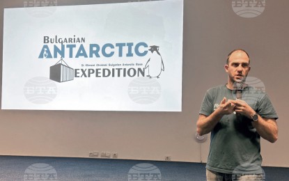 Antarctic expedition presents scientific projects on Livingston Island