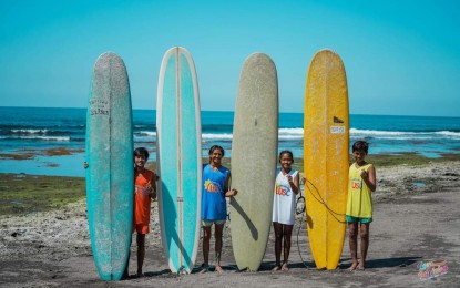 <p><strong>SURFING BREAK SEASON</strong>. Contestants of the surfing competition of the Surfing Break 2023 in La Union pose for a photo at Waves Point Urbiztondo, San Juan, La Union on Tuesday (Oct. 24, 2023). The Surfing Break activities will continue from Nov. 3 to 5. <em>(Photo courtesy of Love La Union Facebook Page)</em></p>