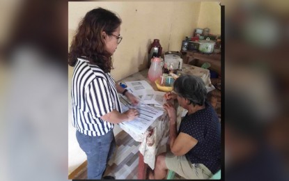 <p><strong>ASSISTANCE</strong>. The Department of Social Welfare and Development (DSWD) 6 (Western Visayas) releases cash and food assistance to Paterna Prodigo, mother of Grace Prodigo-Cabrera, the Ilongga overseas Filipino worker killed in Israel, on Oct. 20, 2023. The department has released PHP80,000 worth of cash and food assistance to the immediate family members of Cabrera and one other victim of the Israel-Hamas war who was from Negros Occidental. <em>(Photo from DSWD FB page)</em></p>