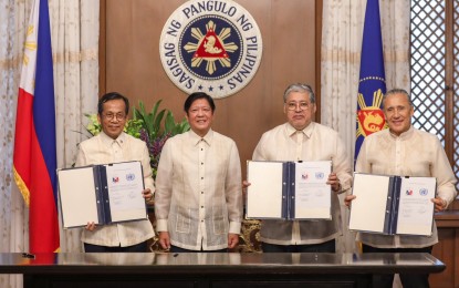 <p><strong>SUSTAINABLE DEVELOPMENT COOPERATION</strong>. President Ferdinand R. Marcos Jr. (2nd from left) poses with (from left) Socioeconomic Planning Secretary Arsenio Balisacan, Department of Foreign Affairs Secretary Enrique Manalo, and United Nations Resident Coordinator in the Philippines Gustavo González following the signing of the 2024-2028 United Nations Sustainable Development Cooperation Framework at the President’s Hall of Malacañan Palace in Manila on Tuesday (Oct. 24, 2023). The signing of the new cooperation framework signals the country’s commitment to working with the international body to attain sustainable development. <em>(PNA photo by Rey Baniquet)</em></p>