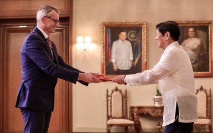 <p><strong>NEW CZECH ENVOY.</strong> President Ferdinand R. Marcos Jr. (right) receives the letter of credence of Czech Ambassador to the Philippines Karel Hejč in a ceremony at the Reception Hall of Malacañan Palace in Manila on Tuesday (Oct. 24, 2023). During the presentation of credentials, Marcos expressed hope that the Philippines and the Czech Republic would explore more areas of cooperation. <em>(PNA photo by Rey Baniquet)</em></p>