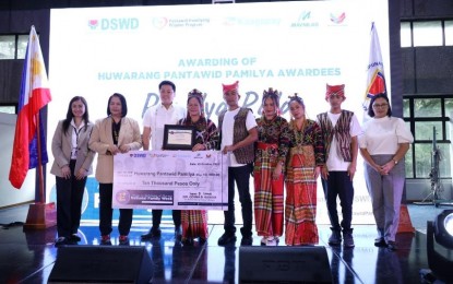 <p><strong>EXEMPLARY FAMILY.</strong> Department of Social Welfare and Development Secretary Rex Gatchalian (3rd from left) gives the Pantawid Pamilyang Pilipino Program’s (4Ps) Huwarang Pamilya award to the Rala family in ceremonies at the Metropolitan Waterworks and Sewerage System (MWSS) Multipurpose Gym on Wednesday (Oct. 25, 2023). The Ralas from Barangay Afus, TBoli, South Cotabato are among the 17 exemplary 4Ps families from the different regions who received a plaque of recognition and a PHP10,000 cash incentive, on top of the other prizes provided by their respective DSWD Field Offices.<em> (Photo courtesy of DSWD)</em></p>