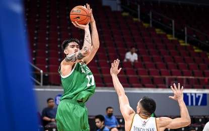 <p><strong>TEAM SCORER.</strong> La Salle's Kevin Quiambao takes a jumper against UST's Migs Pangilinan during the University Athletic Association of the Philippines (UAAP) Season 86 men's basketball tournament at the SM Mall of Asia Arena on Wednesday (Oct. 25, 2023). Quiambao scored 22 points as the Archers prevailed, 100-69, to take solo with a 5-3 slate.<em> (Photo from the UAAP)</em></p>