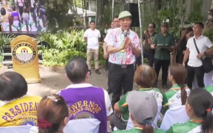 <p><strong>ECO-PARK.</strong> Mayor Michael Rama (center) speaks with the stakeholders who help the beautification of the new wildlife resource facility and people's eco-park at the old Cebu Zoo on Thursday (Oct. 25, 2023). The facility is the city’s mini-forest for endemic trees and refuge for wildlife animals and endemic birds found in the locality, said Rama. <em>(Contributed photo)</em></p>