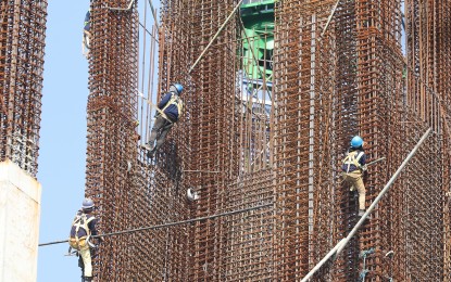 <p><strong>STEEL FRAME.</strong> Workers construct the steel frame for a building in Santa Cruz, Manila on Oct. 26, 2023. Senate Minority Leader Aquilino Pimentel III on Tuesday (Oct. 15, 2024) called on the Department of Trade and Industry to cancel the permits of manufacturers and importers of substandard steel rebars to ensure public safety. <em>(PNA photo by Yancy Lim)</em></p>