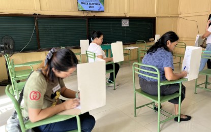 <p><strong>MOCK ELECTIONS</strong>. The Commission on Elections (Comelec) holds a mock election on Thursday afternoon (Oct. 26, 2023) to simulate the voting exercise in the province and city of Iloilo on Oct. 30. Comelec Provincial Election Supervisor, lawyer Reiner Layson, in an interview, said it is all systems go for the Barangay and Sangguniang Kabataan Elections.<em> (Photo courtesy of Hope Torrechante)</em></p>