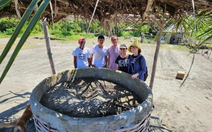 <p><strong>IMMERSION.</strong> Vietnamese artists Kieu-Anh Nguyen (right) and Thao-Linh Dinh (2nd from right) immerse with salt-makers in Patnongon, Antique on Oct. 21, 2023. In an interview Friday (Oct. 27, 2023), Kieu-Anh said they appreciate the cultural bearers who had preserved their traditional way of making salt in a coastal community in Antique. (<em>Photo courtesy of Richard Magbanua</em>)</p>