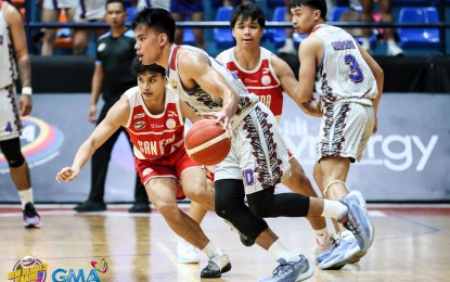 <p><strong>HERO</strong>. Arellano University's Jade Talampas dribbles past San Beda University defenders during the National Collegiate Athletic Association (NCAA) Season 99 men's basketball tournament held at the Filoil EcoOil Arena in San Juan on Friday (Oct. 27, 2023). Talampas scored 18 points in the Chiefs' 74-72 victory over the Red Lions. <em>(NCAA photo) </em></p>