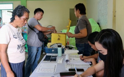 <p><strong>RIGHT TO SUFFRAGE. </strong>Voters for the Barangay and Sangguniang Kabataan Elections flock as early as 7 a.m. to the Jose Bastida Elementary School to cast their votes at Barangay Dumoy Talomo District in Davao City on Monday (Oct. 30, 2023). Voters can cast their votes from 7 a.m. to 3 p.m. <em>(PNA photo by Robinson Niñal Jr.)</em></p>