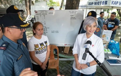 <p>Manila Mayor Honey Lacuna (right) and Manila North Cemetery Director Roselle Castañeda (center) <em>(Photo courtesy of Manila PIO)</em></p>