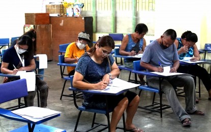 <p><strong>BSKE 2023. </strong>Voters fills up their ballots inside a precinct at the Sto. Niño Elementary School in Barangay 176, Bagong Silang, Caloocan City on Monday (Oct. 30, 2023). Comelec data showed that Barangay 176 in Caloocan City has the biggest voting population for the BSKE with 91,500 registered voters and 174 clustered precincts. <em>(PNA photo by Ben Briones)</em></p>