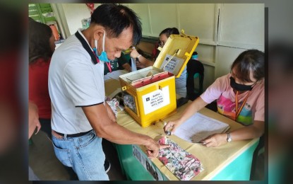 <p><strong>VOTING RIGHT</strong>. Indelible ink is poured over a voter's index finger after casting his vote on Monday's (Oct. 30, 2023) Barangay and Sangguniang Kabataan Elections in Negros Oriental. At the end of the voting at 3 p.m., not a single election-related violent incident was reported in the province that has been placed under Comelec control. <em>(PNA photo by Mary Judaline Flores Partlow)</em></p>