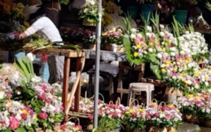 <div dir="auto"><strong>UNDAS BIZ</strong>. Almost 200 vendors in Bacolod City were granted special permits to sell flowers, candles, and other goods during the observance of All Saints’ Day and All Souls’ Day. Designated areas for vendors with special permits include Gonzaga and San Juan Streets along the public plaza, Mabini and Hernaez Streets adjacent to Libertad South Public Market, areas along Burgos North Public Market, and outside the Bacolod City Public Cemetery on Burgos Street. <em>(PNA Bacolod photo)</em></div>