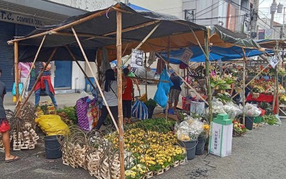 <p><strong>FLOWERS FOR THE DEPARTED.</strong> The local government has identified selected areas in Iloilo City for flower selling in time for Undas. City Disaster Risk Reduction and Management Office head Donna Magno, in an interview on Tuesday (Oct. 31, 2023), said they expect more or less 100,000 visitors to visit various cemeteries.<em> (Photo courtesy of CDRRMO)</em></p>