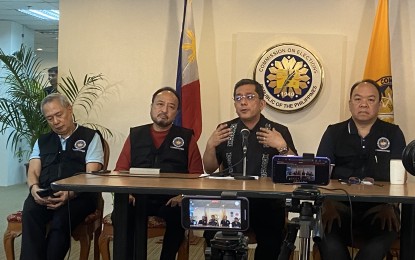 <p><strong>BRIEFING. </strong>Commission on Elections (Comelec) officials headed by chairman George Garcia (3rd from left), in a press conference held at the Comelec Command Center in Manila on Tuesday (Oct. 31, 2023). Garcia said the poll body will provide a maximum of PHP200,000 to teachers who have been injured while performing their duties as Election Boards. <em>(PNA photo by Ferdinand G. Patinio)</em> </p>