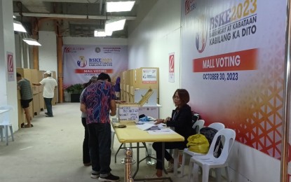 <p><strong>MALL VOTING.</strong> A poll worker attends to voters from Barangay Pari-an, Cebu City who participated in mall voting at Robinsons Galleria on Oct. 30 Barangay and Sangguniang Kabataan Elections. Commission on Elections-7 regional director Lionel Marco Castillano on Thursday (Nov. 2, 2023) said Cebuanos may experience more in mall voting in 2025. <em>(PNA file photo by John Rey Saavedra)</em></p>