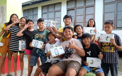 <p><strong>NEW TABLETS.</strong> Learners of the Paoay East Elementary School in Paoay, Ilocos Norte receive tablets on Oct. 28, 2023, courtesy of Senator Loren Legarda. The school has been assured of faster Internet connectivity with the installation of Starlink, a satellite Internet constellation operated by American aerospace company SpaceX. <em>(Photo by Alaric Yanos)</em></p>