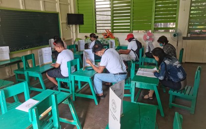 <p>MANUAL VOTING. Residents of Dumaguete City, Negros Oriental cast their votes during the Oct. 30 barangay and Sangguniang Kabataan elections. The Commission on Elections is gearing up for a special elections for the 3rd district of Negros Oriental on Dec. 9 to fill the vacant post. <em>(PNA photo by Mary Judaline F. Partlow)</em></p>