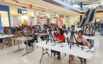 <p><strong>BRUSHES OF HOPE</strong>. Participants from Ilocos Norte attend an art workshop for a cause by local artist Angelie Banaag at Ilocos Robinsons Mall on Aug. 14, 2023. The Department of Trade and Industry on Saturday (Nov. 4, 2023), invited local creatives to a regional roadshow to showcase their original content on Nov. 10 in Vigan City, Ilocos Sur. <em>(Contributed photo)</em></p>