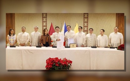 <p><strong>2024 BUDGET.</strong> Speaker Ferdinand Martin Romualdez (5th from right) turns over to Senate President Juan Miguel Zubiri (5th from left) the final copy of the approved 2024 General Appropriations Bill at the House of Representatives in Batasan Hills, Quezon City on Saturday (Nov. 4, 2023). The measure, as amended, includes PHP194.5 billion in realigned funds to boost national security, protect Filipinos from global inflation, and ensure food security. <em>(Photo courtesy of the Office of Speaker Romualdez)</em></p>