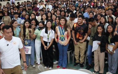 <p><strong>TIME FOR A PICTURE</strong>. Senator Imee Marcos obliges for a photo opportunity with villagers as she led the distribution of cash aid in Echague town and Santiago City, both in Isabela on Sunday (Nov. 5, 2023). Marcos also distributed fortified nutribun as she embarked on a three-month feeding program to counter malnutrition among children aged 3 to 5. <em>(Photo by Villamor Visaya Jr.)</em></p>