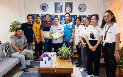 <p><strong>MANDATORY TRAINING</strong>. Sangguniang Kabataan (SK) Provincial Federation president Mark Canja (6th from left), together with the other SK officials, turn over school supplies to a school official in Anini-y, Antique in this undated photo. Canja on Monday (Nov. 6, 2023) urged newly-elected SK officials to undergo the SK Mandatory Training (SKMT) before the Nov. 14 deadline. <em>(Photo courtesy of SK Antique Federation)</em></p>