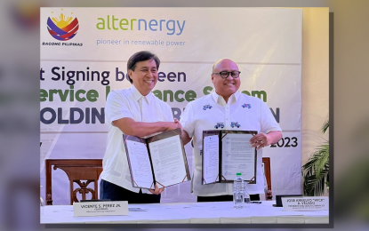 <p><strong>RE INVESTMENT</strong>. Alternergy Holdings Corp. chair Vince Pérez Jr. (left) and Government Service Insurance System president and general manager Jose Arnulfo Veloso seal their deal with a handshake at the GSIS headquarters in Pasay City on Tuesday (Nov. 7, 2023). The deal allows the state-run pension fund to subscribe to Alternergy's preferred shares under a private placement amounting to PHP1.45 billion. <em>(Photo courtesy of Alternergy)</em></p>