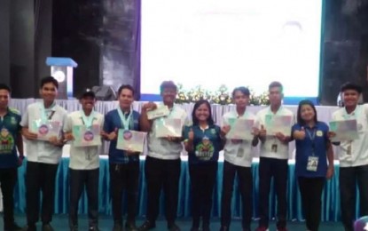 <p><strong>ESPORTS TOURNEY.</strong> The Dr. Vicente F. Gustilo Memorial National High School’s Maraynon team emerges as the champion in the first run of the Governor’s Cup Esports Competition held in Cadiz City, Negros Occidental on Tuesday (Nov. 7, 2023). Aside from Cadiz, eight other cities – Sagay, Escalante, Talisay, Sipalay, Kabankalan, San Carlos, Bago, and La Carlota – will host the remaining legs until the last week of November. (<em>Photo courtesy of Negros Occidental Language and Information Technology Center</em>)</p>