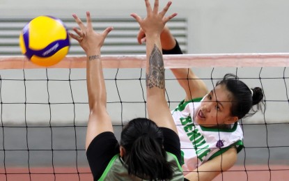 <p><strong>DOMINATION.</strong> College of Saint Benilde’s Mary Grace Borromeo (right) scores on a spike during their match against Parañaque City in the Philippine National Volleyball Federation Challenge Cup at Rizal Memorial Coliseum in Manila on Tuesday (Nov. 7, 2023). The Lady Blazers won, 25-6, 25-20, 25-17. <em>(PNVF photo)</em></p>