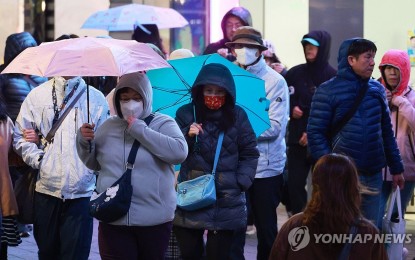 <p>People wear thick jackets to counter the cold and gales at a road near Hongdae Station in Seoul on Nov. 6, 2023. <em>(Yonhap)</em></p>