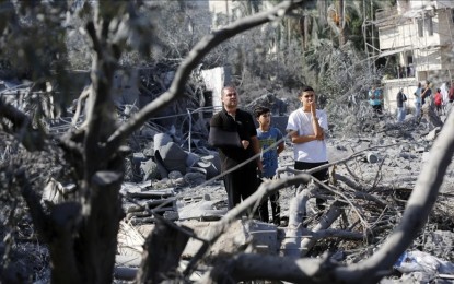 <p><strong>WAR DAMAGE.</strong> People gather around the debris of the house of Abu Issa family which was destroyed after Israeli attacks on Deir Al-Balah, Gaza on Nov. 6, 2023. The Palestinian Health Ministry said the death toll from Israel's ongoing intensified onslaught on the Gaza Strip since Oct. 7 has jumped to 10,328 people. <em>(Photo by Ashraf Amra/Anadolu)</em></p>