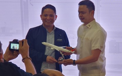 <p><strong>PARTNERSHIP FOR TOURISM. </strong>Renren Reyes (left), chief executive officer of G-Xchange, Inc., operator of the digital finance app GCash, and Philippine Airlines president and COO Capt. Stanley Ng during the announcement of planned seat sales exclusive to GCash users at the GCash Corporate Office in Bonifacio Global City on Wednesday (Nov. 8, 2023). The weekend seat sales and other promotions will begin on Nov. 18 and will run until January 2024 on the PAL website and later through the GLife app by December.<em> (PNA photo by Raymond Carl Dela Cruz)</em></p>