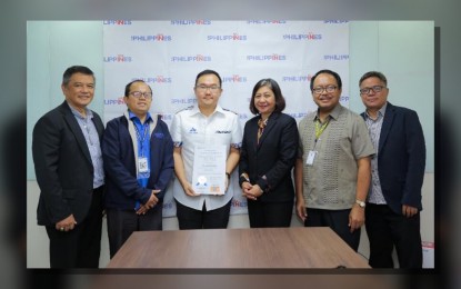 <p><strong>GREEN LANE.</strong> The awarding of the green lane certificate to Real Steel Corp. (RSC) in Makati City on Nov. 6, 2023. One-Stop Action Center for Strategic Investments (OSAC-SI) Director Ernesto Delos Reyes Jr. (from left to right), Legal and Compliance Service Division Chief Ronaldo Buluran, RSC chief financial officer William Chen, Board of Investments Governor Marjorie Ramos-Samaniego, OSAC-SI Executive Director Bobby Fondevilla and OSAC-SI Division Chief Luin De Vera Jr.  <em>(Photo courtesy of RSC) </em></p>