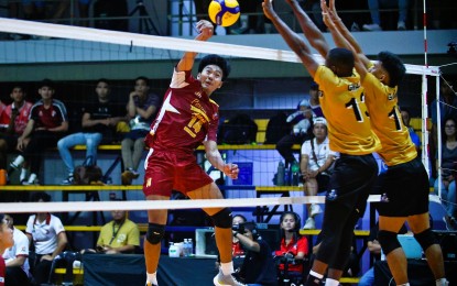 <p><strong>STAR PLAYER.</strong> Louie Ramirez of Kinto Tyres-Perpetual scores against two D'Navigators-Iloilo defenders in the Spikers’ Turf Invitational Conference at the Paco Arena on Wednesday (Nov. 8, 2023). Ramirez scored a career-high 38 points as Perpetual survived Iloilo in five sets.<em> (Photo courtesy of PVL)</em></p>